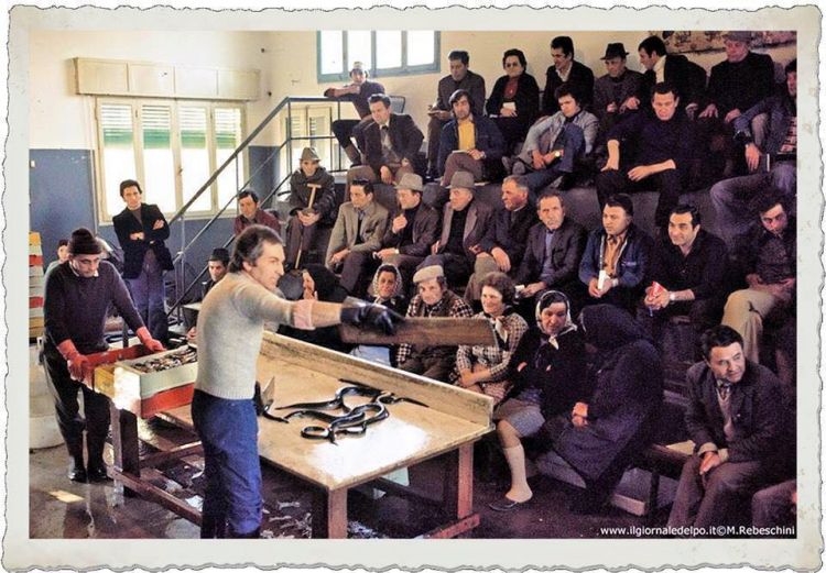 Una foto d'archivio: asta del pesce al vecchio Mercato Ittico di Goro,. Presente tra il pubblico Eraclio Soncini (ph. M.Rebeschini)
