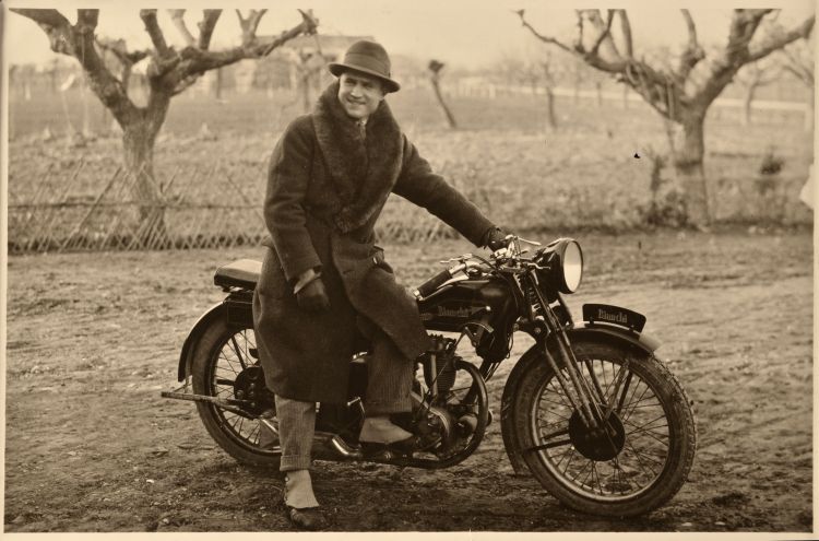 Dopo una lunga esperienza come rappresentante di marchi dolciari importanti, Attilio Babbi nel 1952 fonda a Cesena la sua azienda dolciaria specializzata nella produzione di coni, cialde e ingredienti per gelatai

