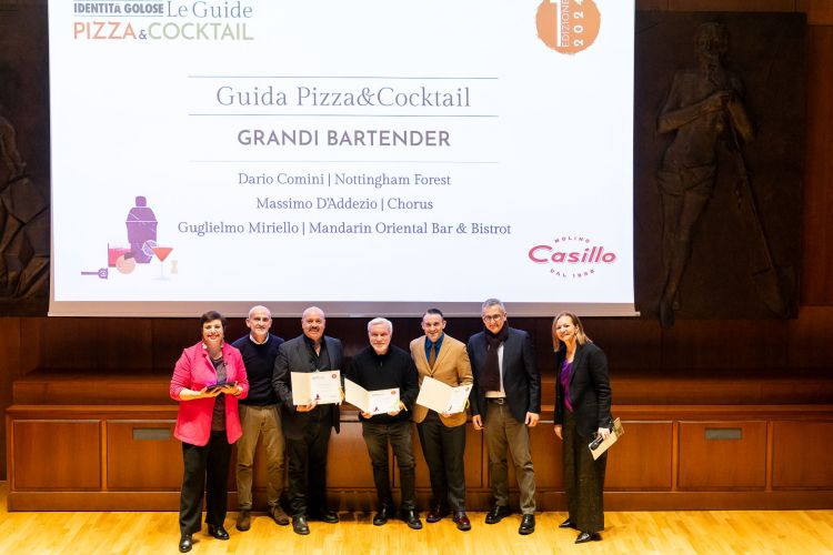 GRANDI BARTENDER – in collaborazione con Molino Casillo
Vito Maurogiovanni, Direttore Commerciale Strategico, ha premiato Dario Comini del Nottingham Forest di Milano, Massimo D’Addezio del Chorus Cafè di Roma e Guglielmo Miriello del Mandarin Garden al Mandarin Oriental Bistrot di Milano