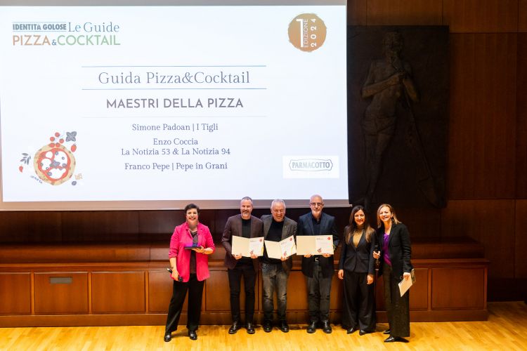MAESTRI DELLA PIZZA - in collaborazione con Parmacotto Selection
Gaia Gualerzi, Marketing Director International Development Coordinator Parmacotto Group, ha premiato Simone Padoan, I Tigli – San Bonifacio (Verona), Enzo Coccia, La Notizia 53 - Napoli, Franco Pepe, Pepe in Grani – Caiazzo (Caserta)