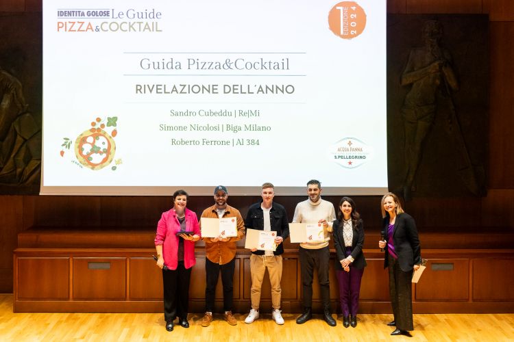 RIVELAZIONE DELL'ANNO Pizzerie - in collaborazione con Acqua Panna e S.Pellegrino
Delia Paolicelli, Brand Manager, ha premiato Simone Nicolosi, Biga - Milano; Roberto Ferrone, Al 384 - Roma; Sandro Cubeddu, Re|Mi – Sassari