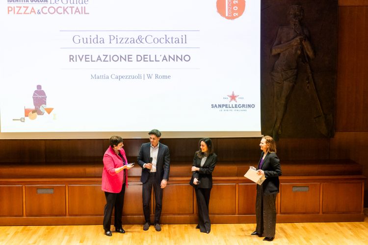 RIVELAZIONE DELL’ANNO – in collaborazione con Bibite Sanpellegrino
Chiara Della Maggiora, Junior Brand Manager, ha premiato Mattia Capezzuoli - W Lounge al W Rome, Roma.
