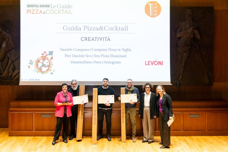 CREATIVITÀ Pizzerie - in collaborazione con Levoni
Marella Levoni, Direttrice Comunicazione, ha premiato Massimiliano Prete, Sestogusto - Torino, Pier Daniele Seu, Seu Pizza Illuminati - Roma (ha ritirato il premio Marco Di Iasio), Daniele Campana, Campana Pizza in Teglia - Corigliano Calabro (Cosenza)
