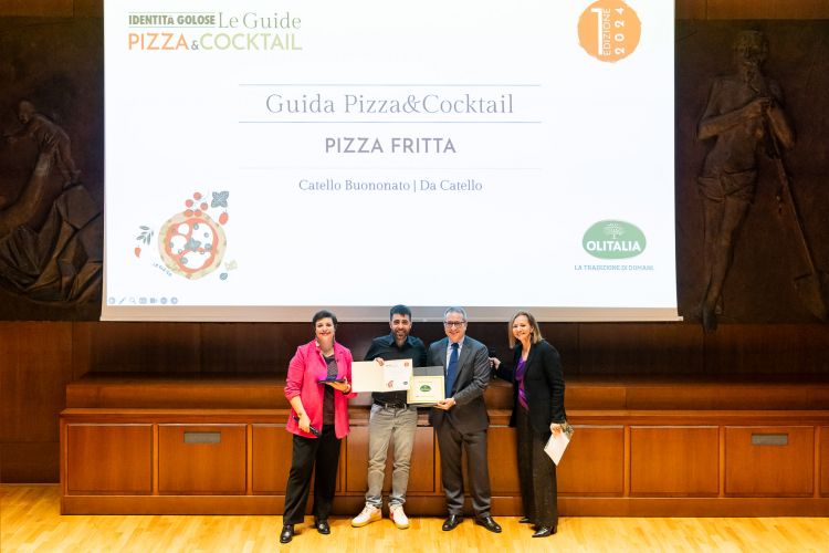 PIZZA FRITTA - in collaborazione con Olitalia
Andrea Marchelli, Direttore Marketing, ha premiato Catello Buononato, Da Catello - Vicenza
