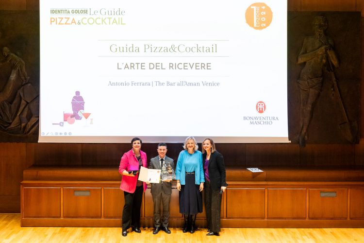 L’ARTE DEL RICEVERE – in collaborazione con Distillerie Bonaventura Maschio
Anna Maschio, Distillatrice, ha premiato Antonio Ferrara, bar manager del The Bar all’Aman Venice, Venezia