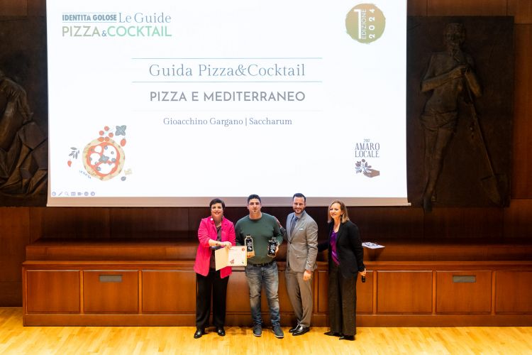 PIZZA E MEDITERRANEO - in collaborazione con 207 Amaro Locale
Alejandro Mazza, Educational & Advocacy Manager Pernod Ricard Italia, ha premiato Gioacchino Gargano, Saccharum - Altavilla Milicia (Palermo)
