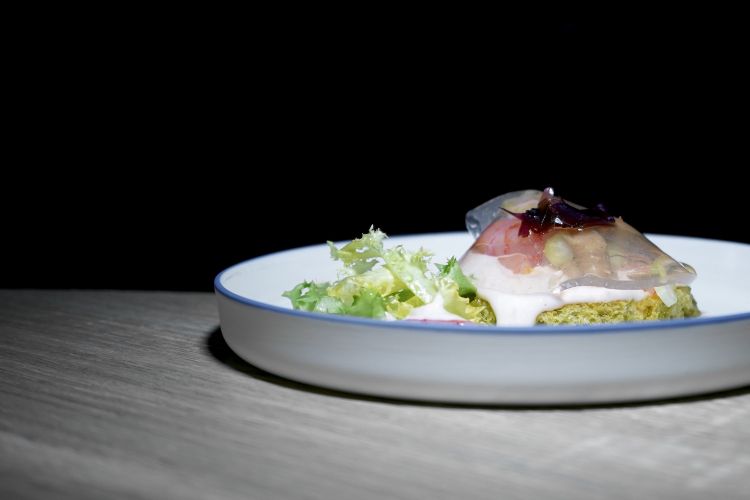 Gamberi rossi crudi, pane in cassetta agli spinaci, gel di crostacei, maionese di soia e teste di gamberi, limone, alghe insalata riccia e sedano
