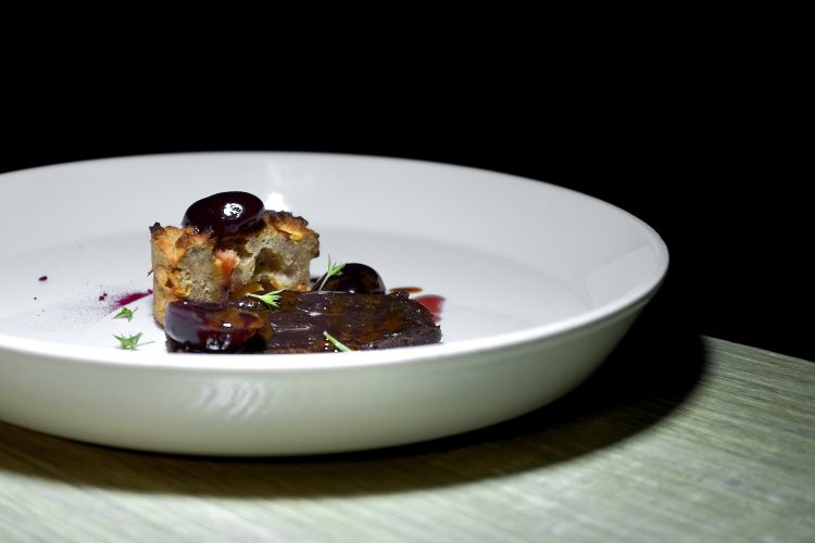 Cervo marinato, torta di pane al ginepro e mela, ciliegia lattofermentata e salsa al vermouth rosso. La ciliegia è un durone di Vignola, la torta di pane è di farina di segale
