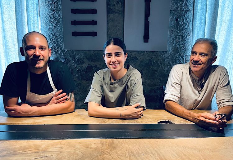 Foto ricordo per i protagonisti di Ausa, ristorant
