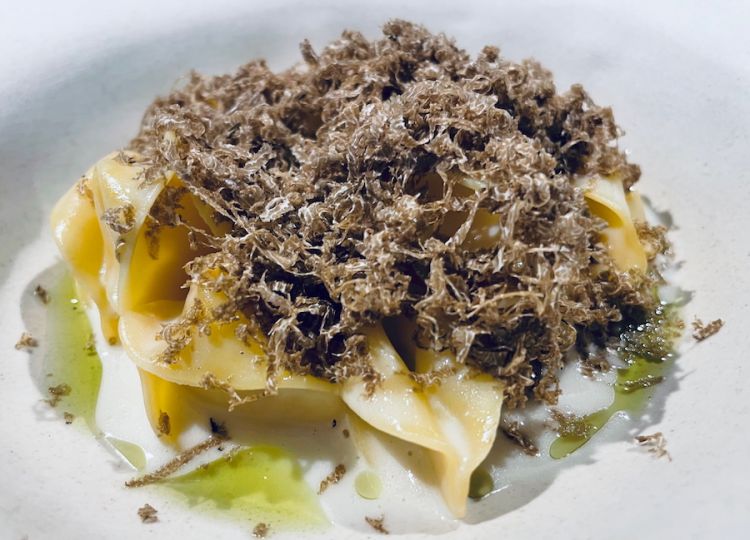 Orchidee all'uovo, parmigiano, menta e tartufo nero