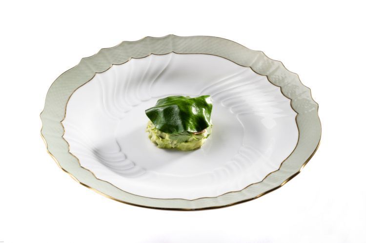 2023: Avocado, kiwi, coriandolo di Carlo Cracco e Luca Sacchi

Carlo Cracco: «Abbiamo voluto pensare a un piatto di rottura, che riflettesse il senso di un tema così importante, quello scelto per Identità Milano 2023. Non so dire se la rivoluzione, nella ristorazione, sia cosa già in fieri, oppure una prospettiva futura, e inevitabile, sulla quale dobbiamo intanto ragionare, e in questo senso il congresso diventa il luogo ideale per farlo. Di certo vogliamo testimoniare la necessità di un cambiamento che sentiamo non solo nostro, ma che è nelle cose; di un pensiero che vada oltre la cucina e il cuoco. Cerchiamo di avere una visione per il futuro, un significato differente per l'attività che svolgiamo»
