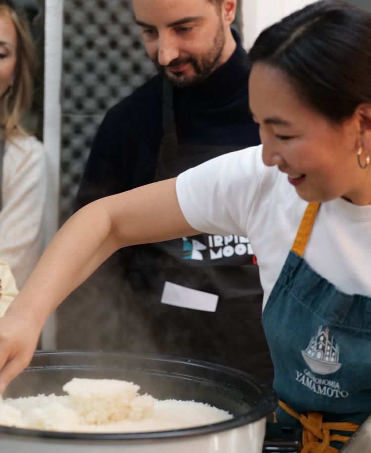 Aya alle prese col cuociriso
