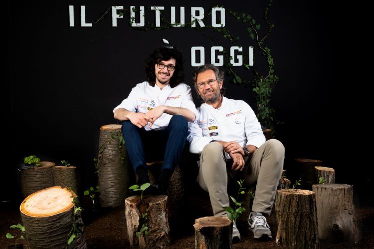 Luca Sacchi and Carlo Cracco, at work together since 2006. Sacchi started as pastry commis and he’s now chef (photo Brambilla/Serrani)
