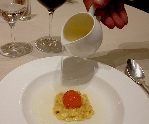 Tuorlo d'uovo marinato con mais e brodo di gallina al rosmarino, il simbolo della cucina di Cracco inserito in una pietanza inedita