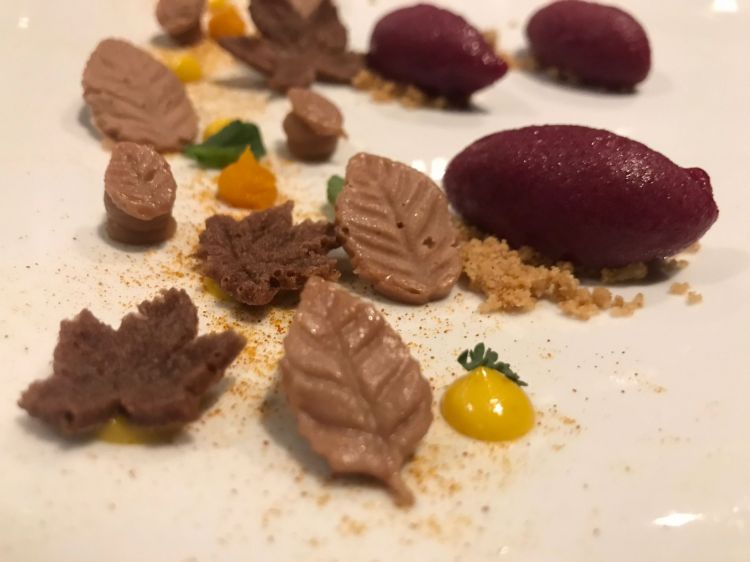 Foliage, il dessert dello chef Giacomo Sacchetto del ristorante La Cru, con sorbetto all'uva, castagna e cioccolato
