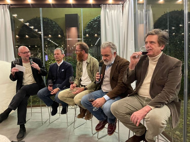 Da sinistra Carlo Passera, coordinatore della redazione di Identità Golose, che ha condotto l'evento; Danilo Drocco, presidente del Consorzio di Tutela dei Vini della Valtellina; Davide Fasolini, presidente della Strada del vino e dei sapori della Valtellina; Mamete Prevostini, titolare dell'omonima cantina, uno dei fiori all'occhiello della Valtellina enologica; e Giacomo Mojoli, consulente, tra gli ispiratori del pensiero Slow Food e cantore dei “Nebbioli delle Alpi”
