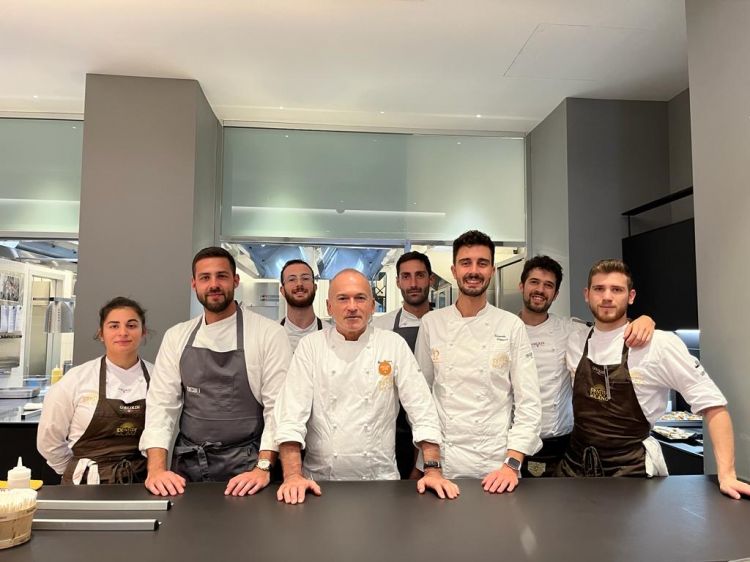 Lo chef Elio Sironi con il team di Identità Golos