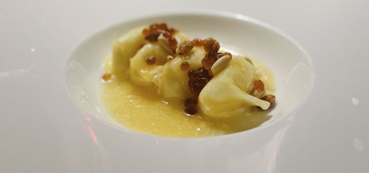 Ananas in raviolo con ricotta vaccina, uvetta, pinoli e caviale di caffè Sidamo
