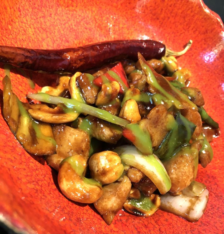 Kung Pao ji
Bocconcini di coscia di pollo saltati con anacardi, peperoncino jalapeno, cipolla e salsa di soia agrodolce piccante
