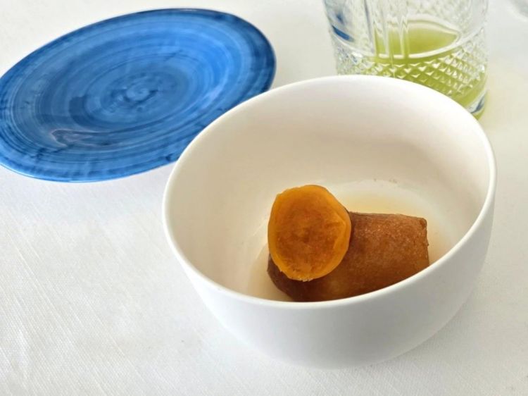 Babà senza alcol con bagna all’albicocca ed estratto di sedano, cetriolo e limone
