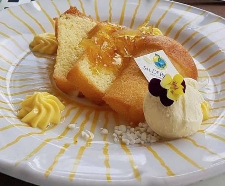 Il babà al Limoncello con pallina di gelato
