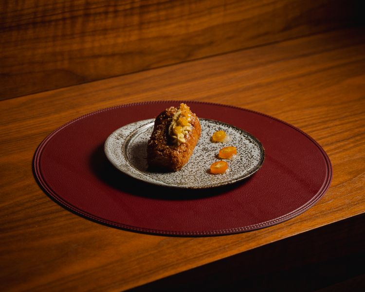 Babà aromatizzato agli agrumi, kumquat candito e crema chantilly alla fava tonka
