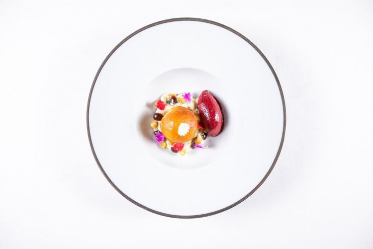 Un classico di Domenico Stile: Babà con crema, amarena e il sorbetto di visciole