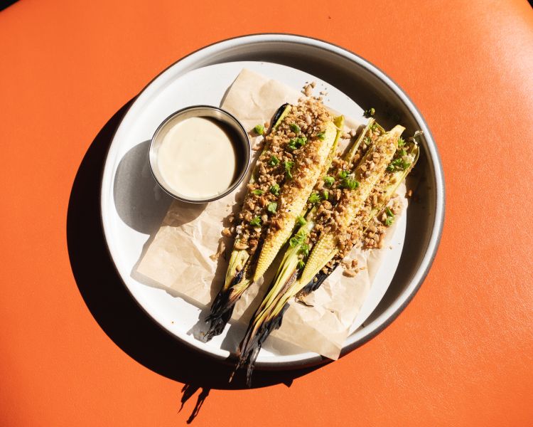 Baby corn, basilico, bagna cauda allo yuzu, polline di finocchio