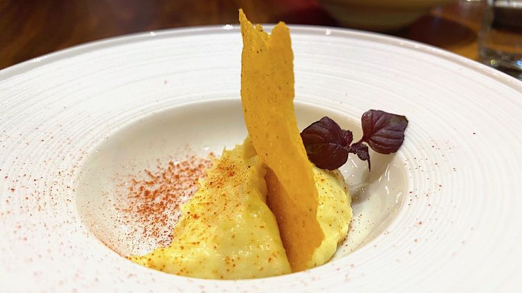 Baccalà mantecato con croccante di polenta e pimentón de la Vera
