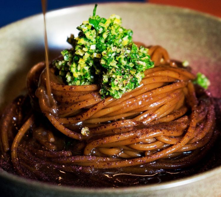 Spaghetto, demi-glace di cipolle al vino rosso e gremolada
