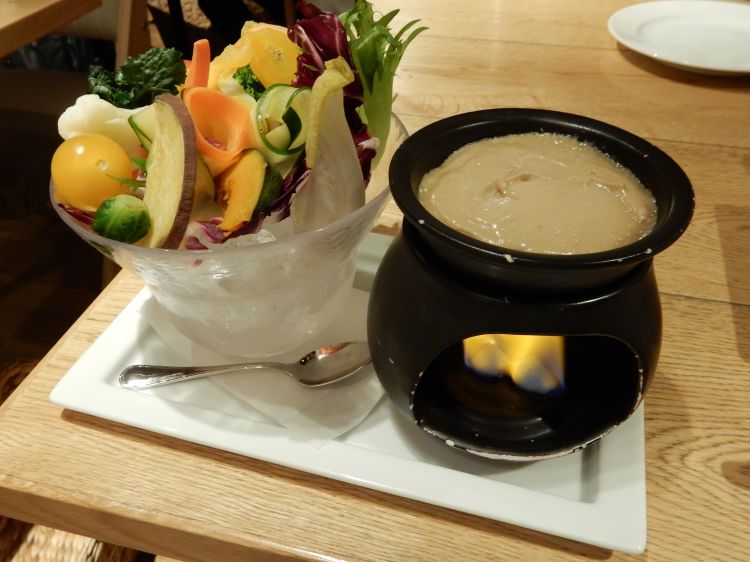 Bagna caöda. Foto di Lombroso (Wikimedia Commons). La bagna caöda di Faule, a differenza dell'anchouiado e della bagna càoda classica piemontese, vede l'aggiunta di due ingredienti abbondantemente presenti nel territorio: il latte e la panna. Tale pratica nasce inizialmente per sopperire, almeno in parte, alla scarsità di olio di questa parte pedemontana del Basso Piemonte, ma diviene in seguito parte integrante di una peculiare modalità di preparare questa salsa