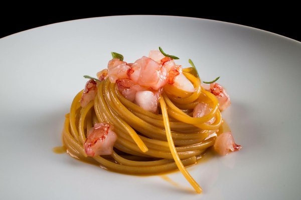 Linguine, gamberi viola, zucca e salvia di Adrian