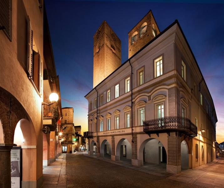 Il palazzo della Banca d'Alba, dove si terrà la manifestazione
