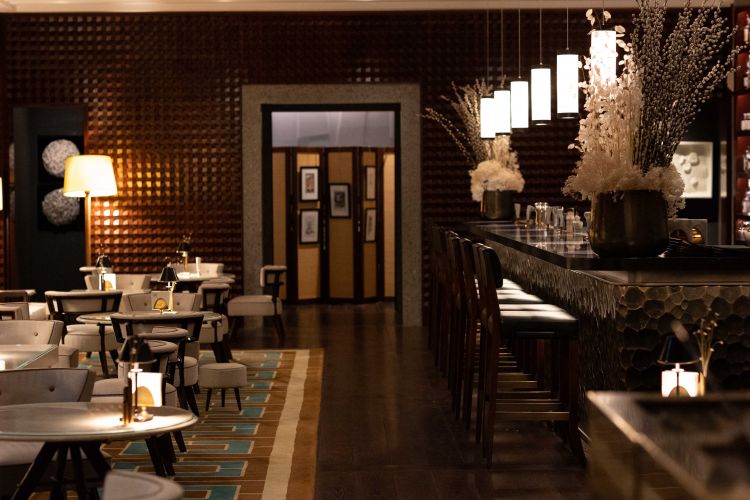 Il bancone del 10_11, bar giardino ristorante al Portrait Milano

