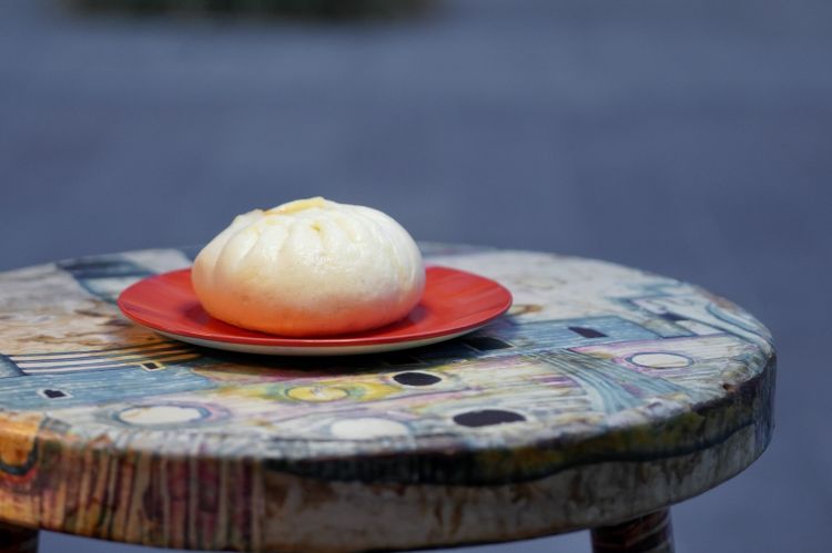 Bao alla piastra, agnello speziato, french dressing: il bao viene farcito con una specie di kebap d’agnello con salsa allo yogurt, gazapcho di lattuga, cuori di pomodoro, germogli di shiso e olio al cipollotto
