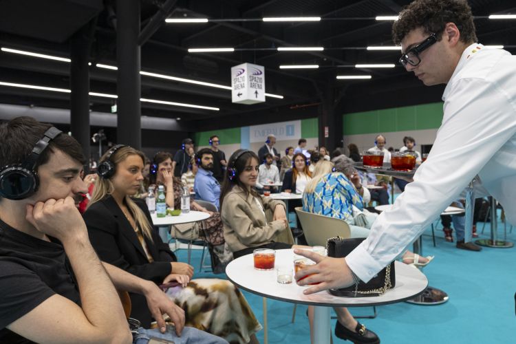 Il pubblico della Bar Experience di Identit&agrave; Milano 2026
