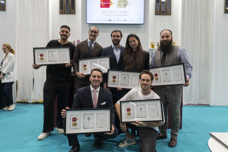 Da sinistra, in alto, Edris Al Malat, bar manager 
