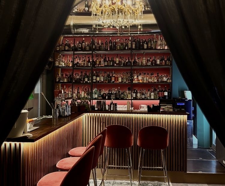 Il bancone del bar e la sua bottigliera