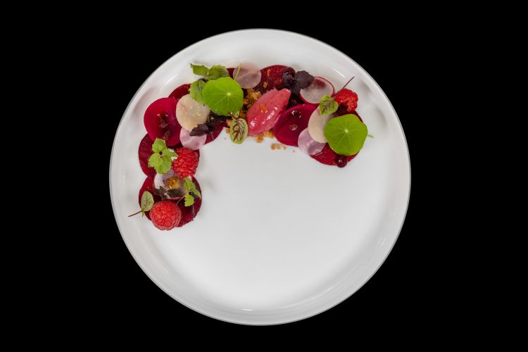 Tutto Rosso è il piatto signature di The Tasting Room, il ristorante gourmet diretto dalla chef Marcello Corrado: la barbabietola è lavorata in sette diverse consistenze ed accostata ad un sorbetto alla cipolla