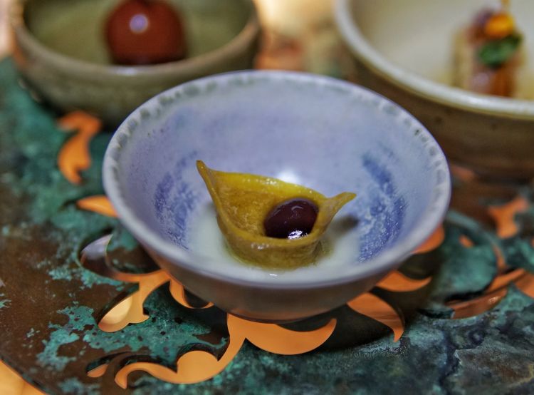 Barchetta di pasta fresca ripiena di cipolla dorata, gel di vin brulè e fonduta di parmigiano 24 mesi