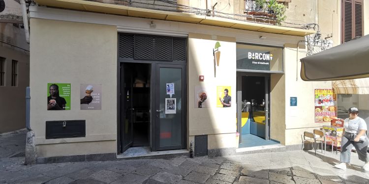 BarConi con, a sinistra, il laboratorio di pasticceria