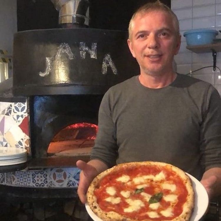 Dopo 20 anni nel management della ristorazione a Londra, Bardhyl è rimasto folgorato dalla pizza durante un viaggio a Napoli. E si è talmente appassionato che il prossimo traguardo è la pizza fritta. 
