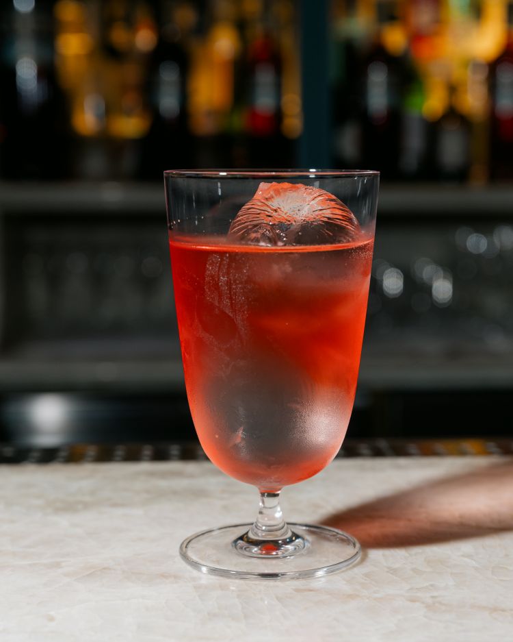 Bar/Giani Bubbles è caratterizzato da Espòlon Reposado Tequila, Campari, cordiale di frutti rossi e fava tonka, champagne