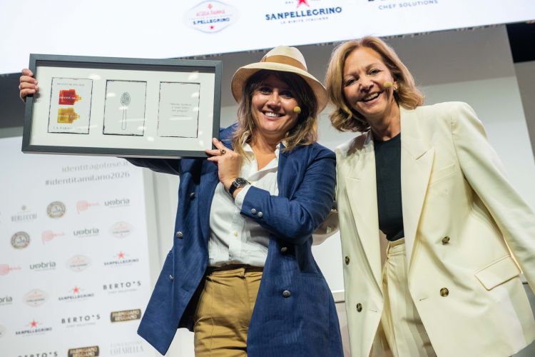 Augustra Bargilli con Cinzia Benzi sul palco di Id