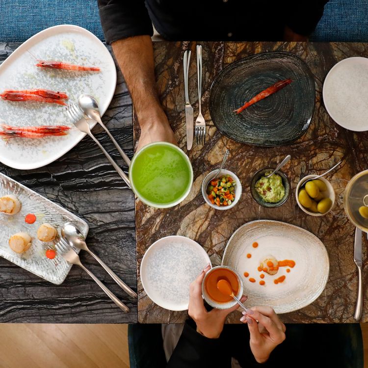 Gamberi di Mazara con guacamole e crema di crostacei
