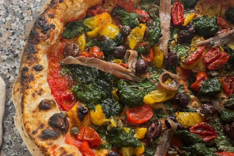 La pizza stagionale Marinara chic, con aglio orsino