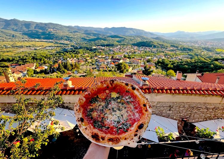 La pizza Cosacca e, sullo sfondo, il panorama che 