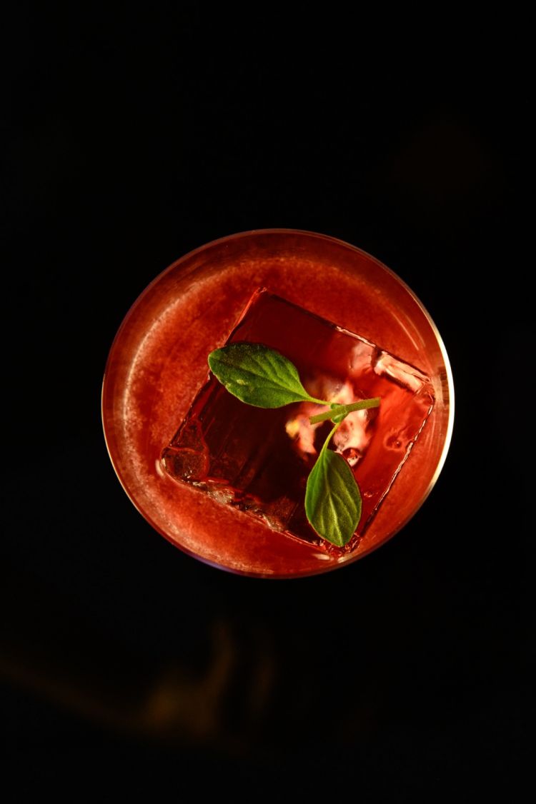 Il Garibaldi è uno dei classici che maggiormente valorizza il bitter, insieme al bitter shakerato. La ricetta classica prevede l'utilizzo del succo d'arancia che Brad Elizalde propone, per l'occasione, con l'aggiunta di basilico (credits foto: @horacio_rdgz e @luxtamx)
