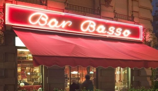 Il Bar Basso, con il suo leggendario "sbagliato", è una delle tappe fondamentali della Milano di Camilla Baresani