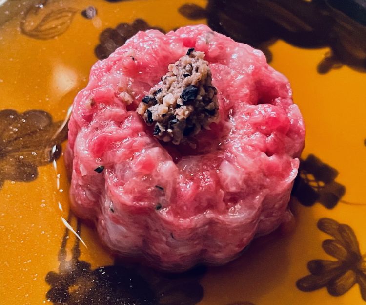 Battuta di Marchigiana e gamberi rosa, brodo di tartufo nero e agrumi, antipasto curato da Davide di Fabio della Gioconda a Gabicce Monte (Pesaro)